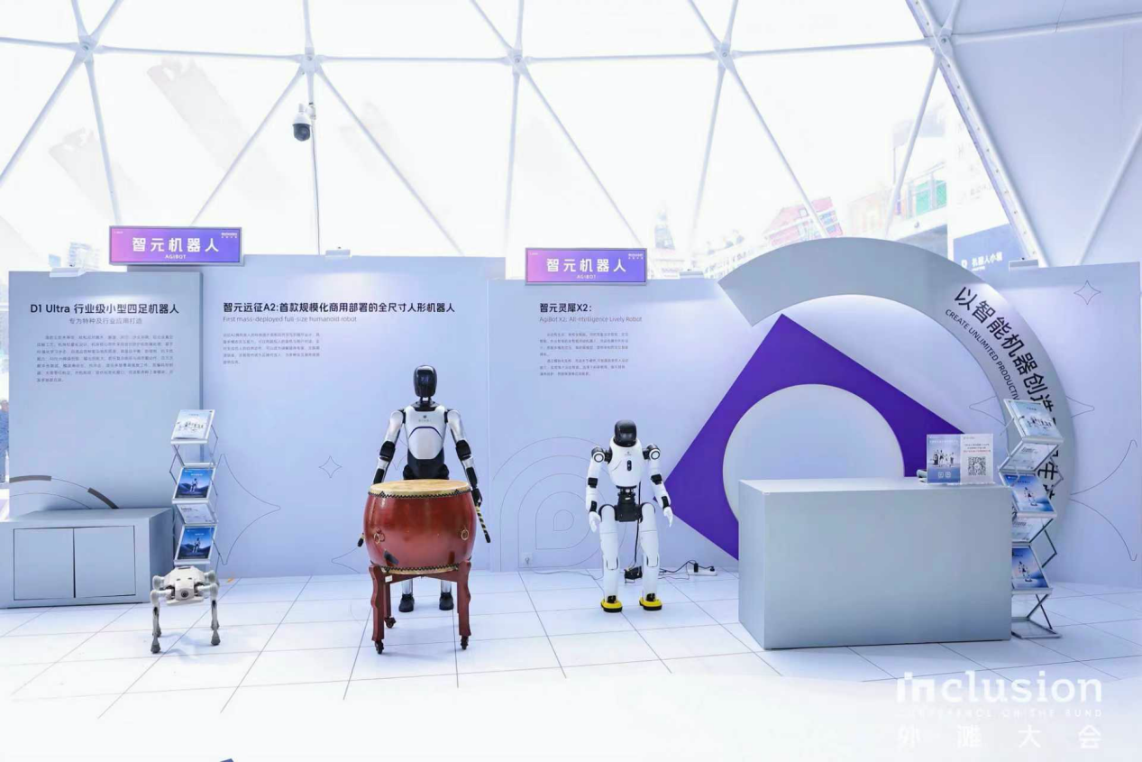 j9集团机器人亮相外滩大会：从打鼓到后空翻，具身智能迎来“高光时刻”