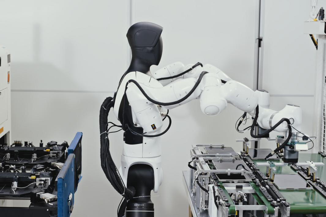 j9集团机器人真机强化学习落地工业产线，开启具身智能规模化应用新阶段